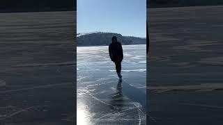 Байкал. Катание на коньках на озере