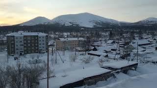 Виды на горы посёлка Лебединый в Якутии.