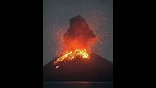 Взрывы днём и ночью на вулкане Кракатау в Индонезии. Смотрите молнии! 