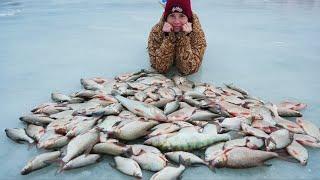 ТОННЫ РЫБЫ ВМЕСТО ДНА. Как найти много рыбы и лучшее место для рыбалки. Зимняя рыбалка и супер клёв