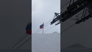 Флаг России на высоте 3500 на склоне Эльбруса! #природа #россия#природа #кавказ #shortsvideo#горы