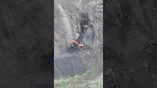 Камнепад на экскаватор #дагестан #горы