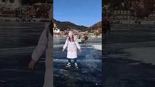 Отдых на Байкале, Катаемся по озеру на коньках. И дочка с нами #байкал #путешествие #лёд #листвянка