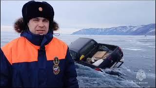 Внедорожник провалился в трещину на Байкале