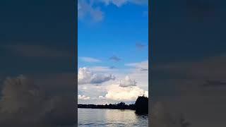 Причудливое облако над озером.