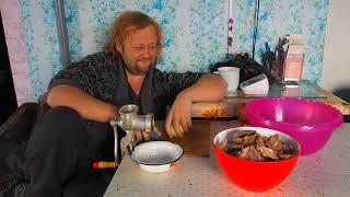 Деревня Перекручиваю мясо с зубками, кормим живность, обедаем за столом ДЕРЕВЕНСКИЙ - ПОДВАЛ ИЛЬИЧА