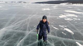 Малыш на льду Байкала