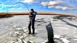Сломали ЛЬДИНУ, а там?!... ЭПИЧЕСКАЯ рыбалка по тонкому льду! ПЕРВЫЙ и ПОСЛЕДНИЙ лёд в Астрахани...