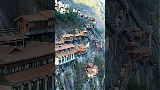 Долина Вансянь (Китай) / Долина Вансянь с домами висящими на скале / Цзянси (Китай)