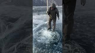 С копьем добываем воду из под льда Байкала