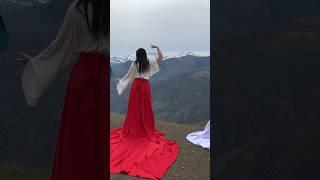 Девочки, хотите прогуляться в шикарных платьях по обрыву на вершине горы в Дагестане? 