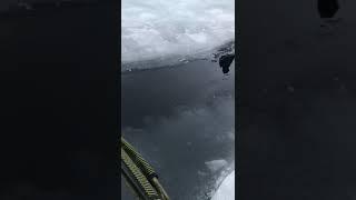 На Сахалине рыбаки помогают друг другу перебраться через трещину на льду