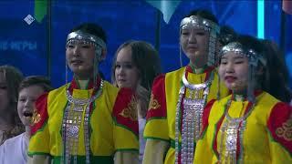 Гимн игр «Дети Азии» исполнил народный ансамбль «Кэнчээри»  под руководством Василия Парникова.