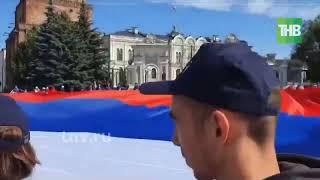 В Казанском Кремле развернули большой флаг России ​