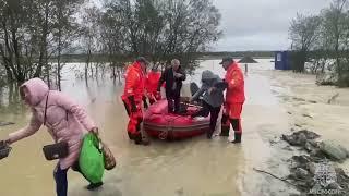 На Сахалине спасатели эвакуировали людей из автомобиля, который заливало водой
