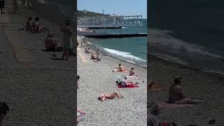 Первые отдыхающие в Крыму. Массандровский пляж в Ялте. Крым 2023