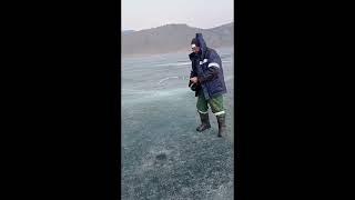 Зимняя рыбалка по первому льду на Байкале| Как ловить омуля