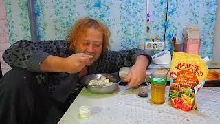 Деревня УТРО кормим скотину Кушаем пельмени Покупка продуктов Жена и муж пенсионеры на кухне беседа