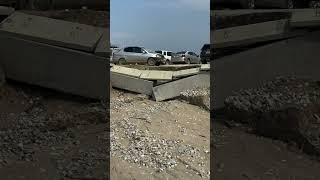 Якутск, 203-й мкр , размыв грунта из песка , кабель под напряжением ,  знаков предупреждения нет