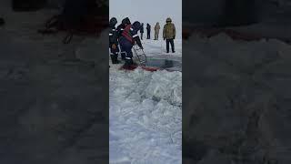 Водолазы нашли тело женщины, провалившейся под лед на авто в ВКО